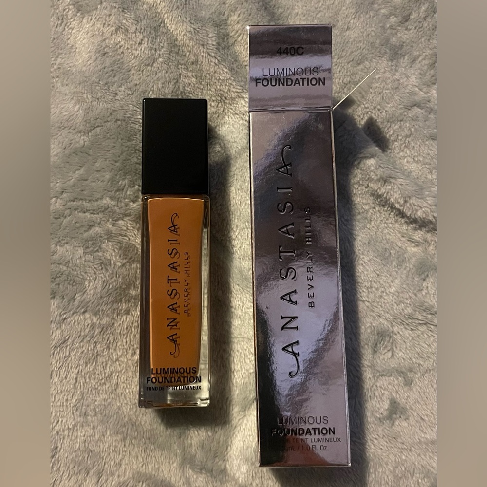 Anastasia Beverly Hills luminous foundation 440C